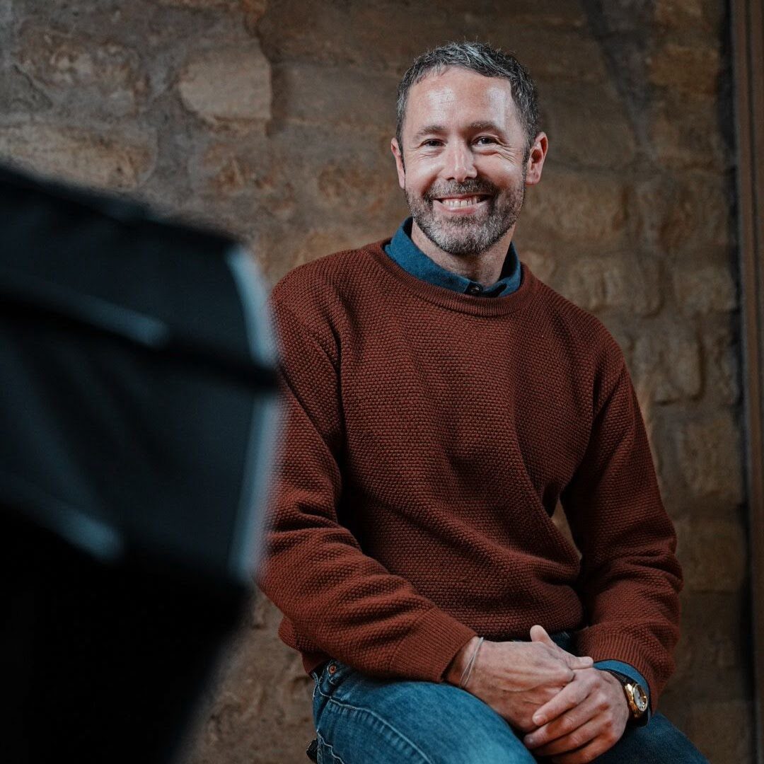 Benjamin Chabeau, directeur de la photographie, souriant face à une caméra sur un tournage